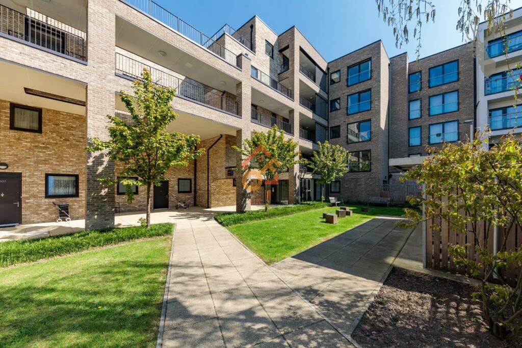 Flat Axio Way in Greater London