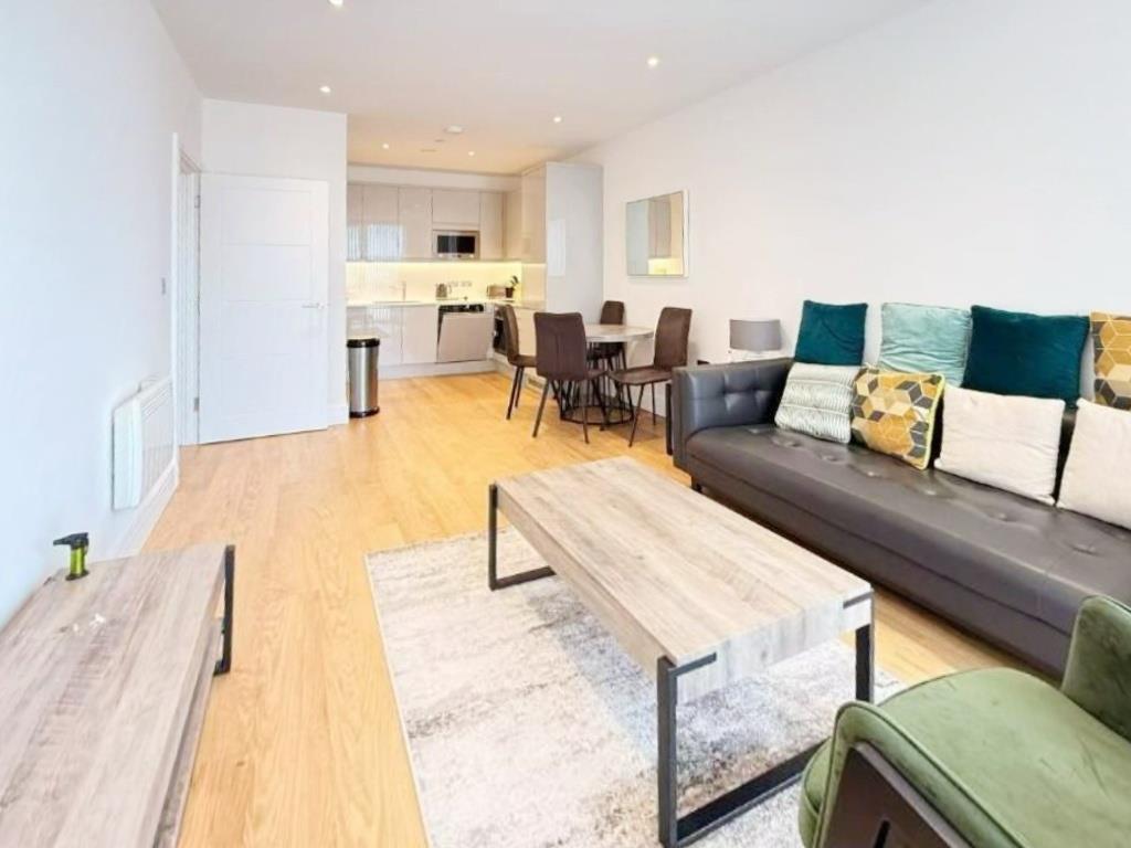 Flat Axio Way in London