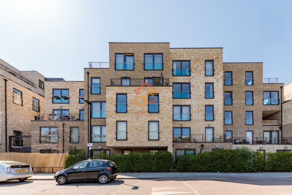 Flat Axio Way in Greater London