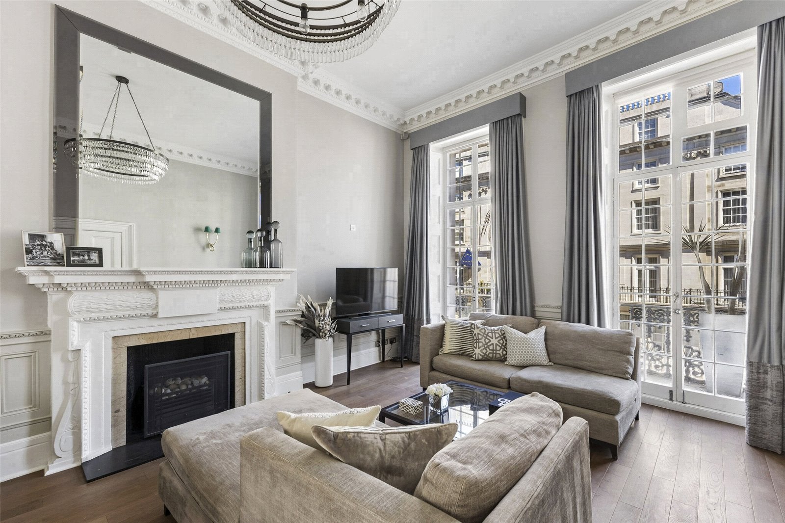 Flat Wilton Crescent in City of Westminster