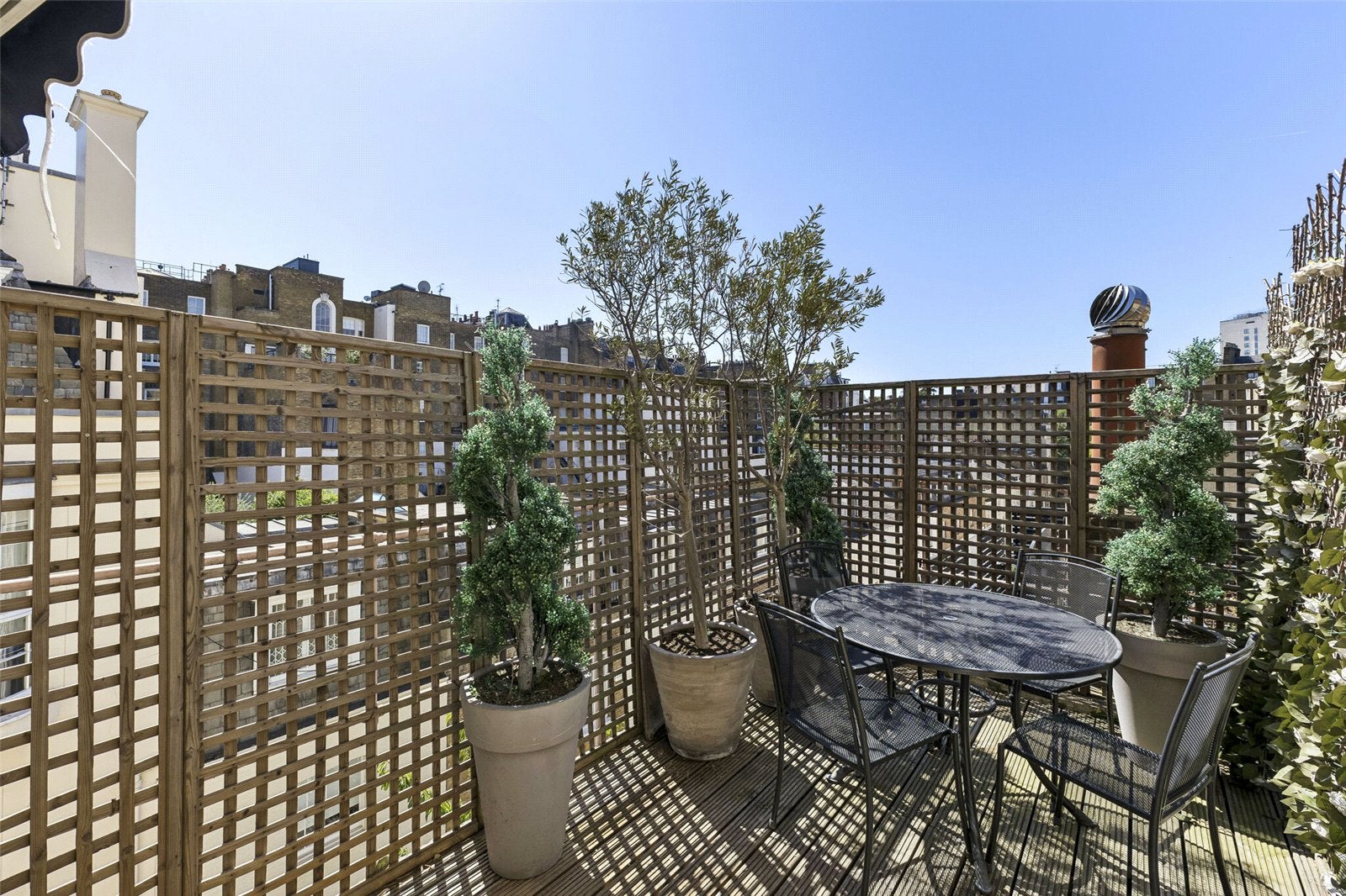 Flat Wilton Crescent in City of Westminster