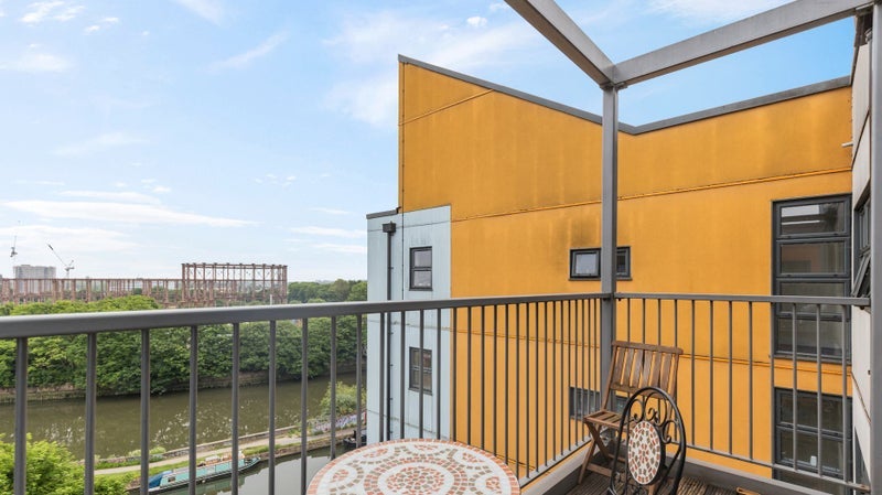 Flat Maltings Close in Greater London