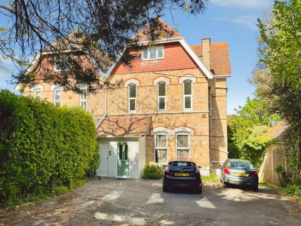 Flat Bradburne Road in Bournemouth