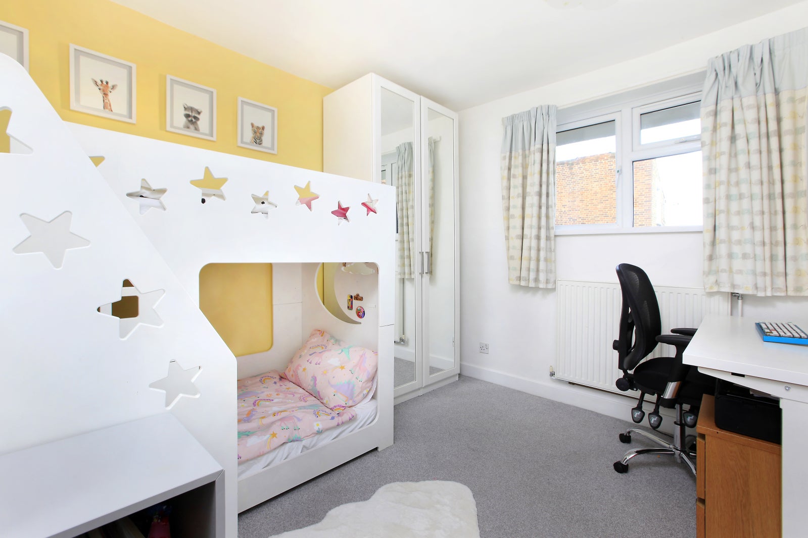 Flat Melody Road in Greater London