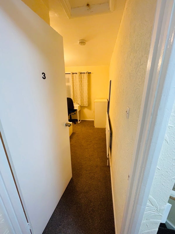 Room Leahurst Crescent in Birmingham