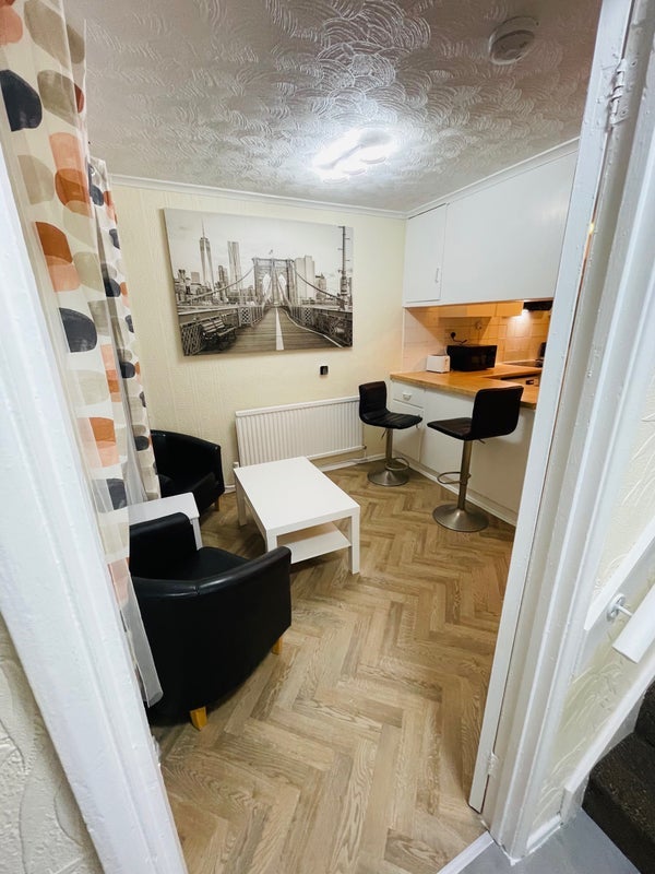 Room Leahurst Crescent in Birmingham