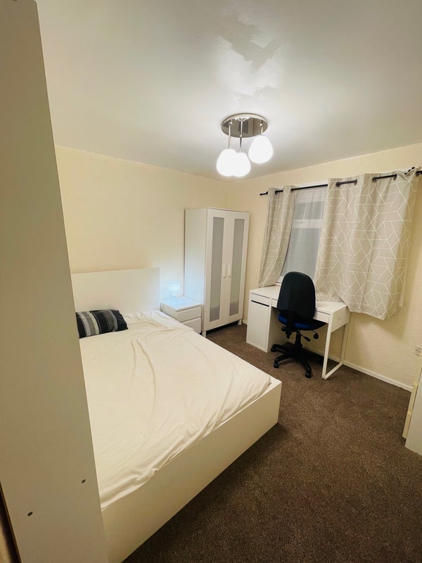 Room Leahurst Crescent in Birmingham