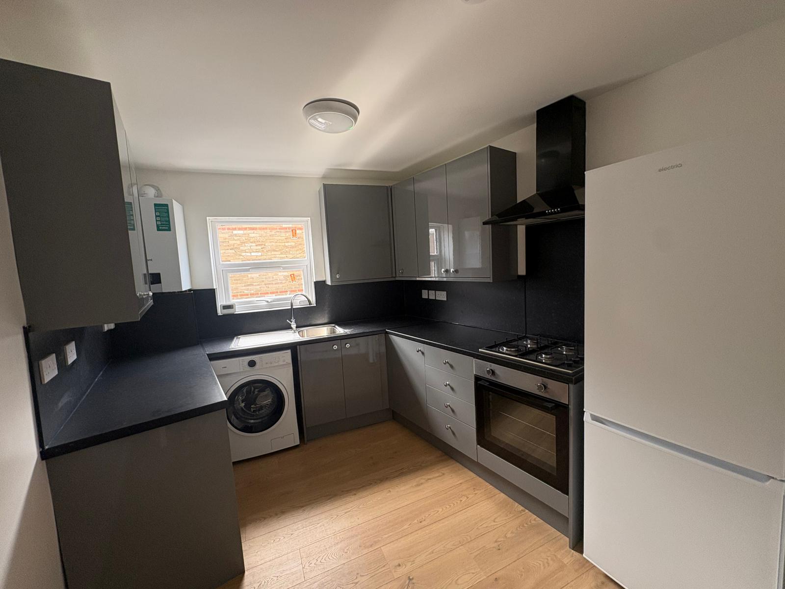 Room West Green Road in Greater London