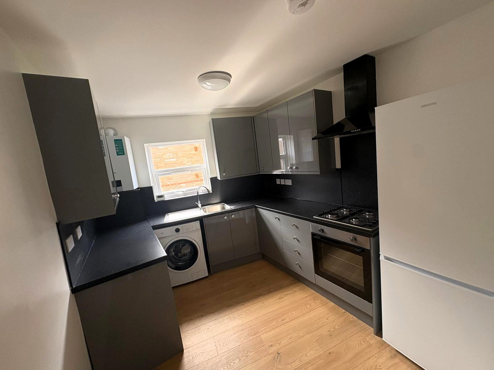 Room West Green Road in Greater London