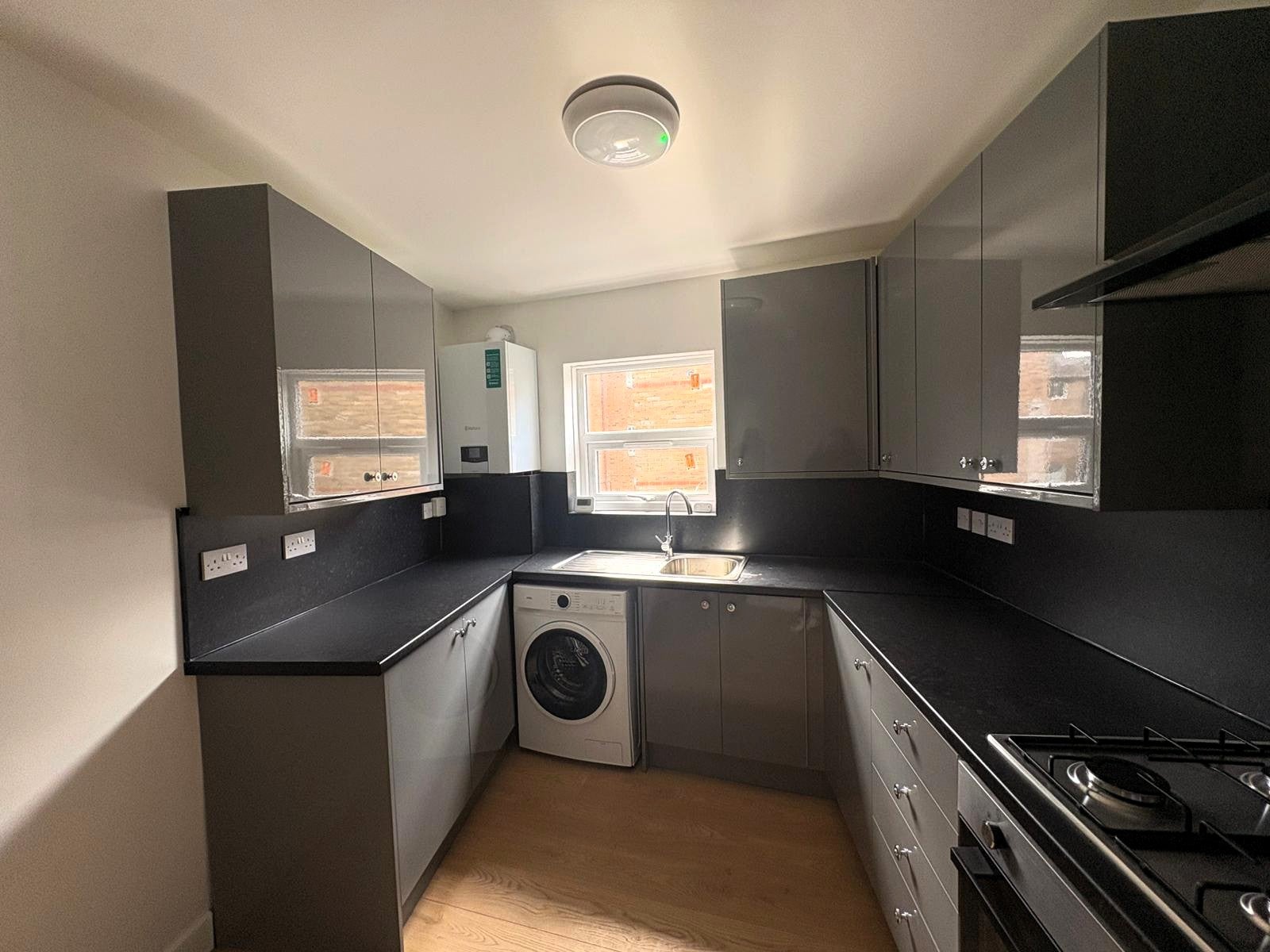 Room West Green Road in Greater London