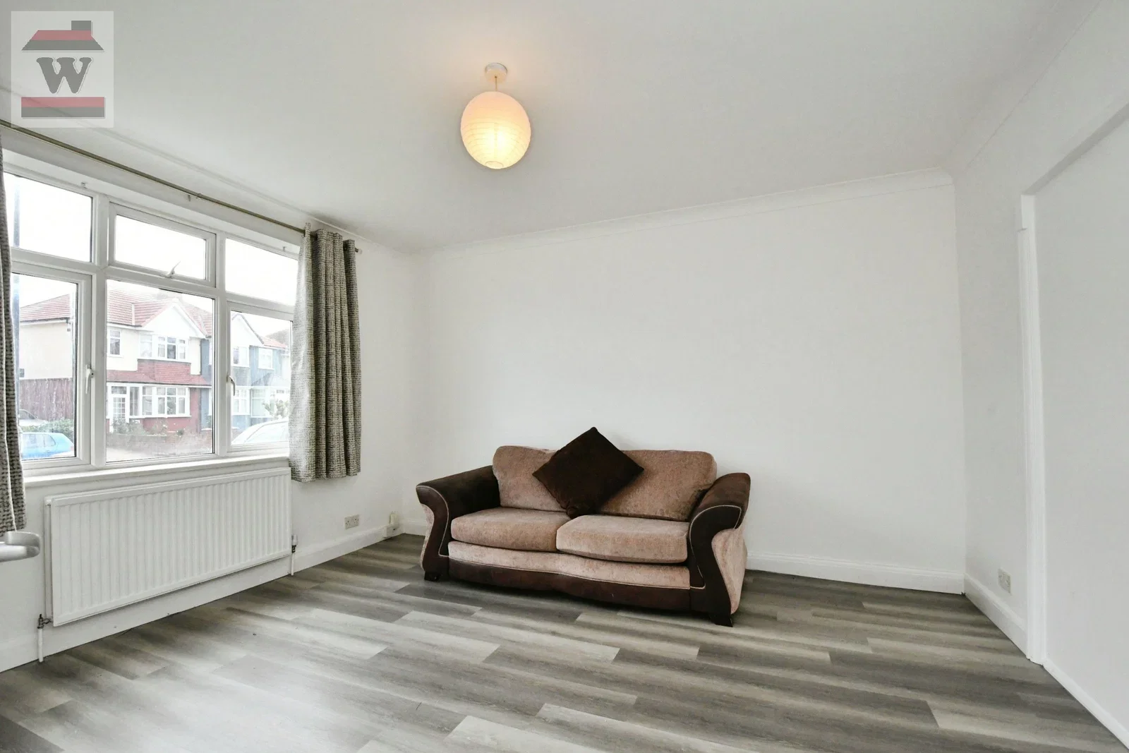 House Dalmeny Crescent in Greater London