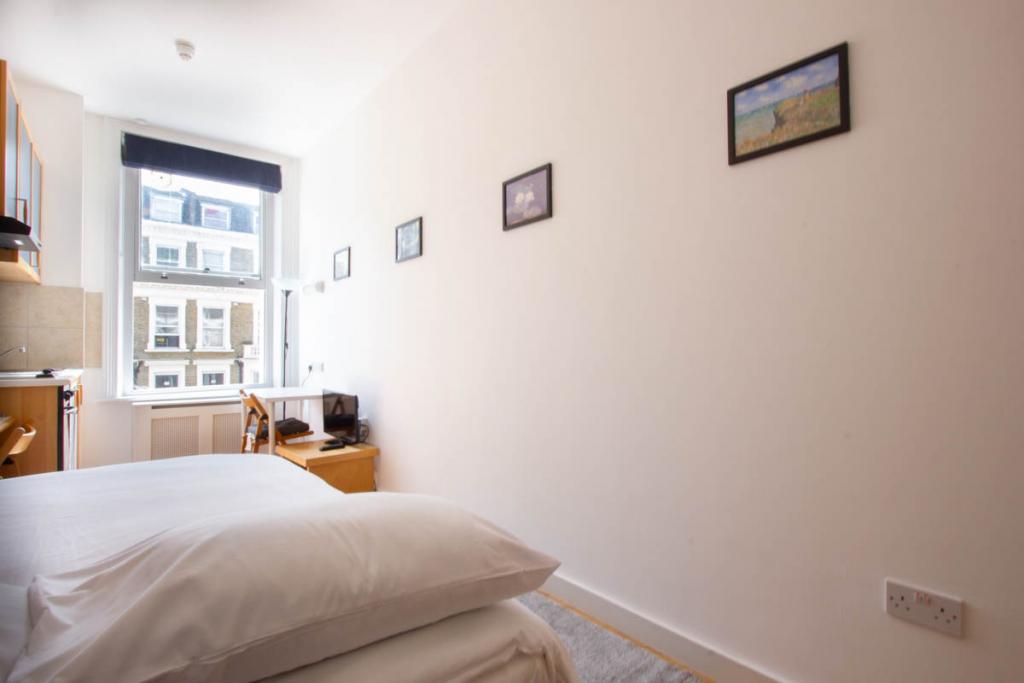 Flat Penywern Road in Greater London