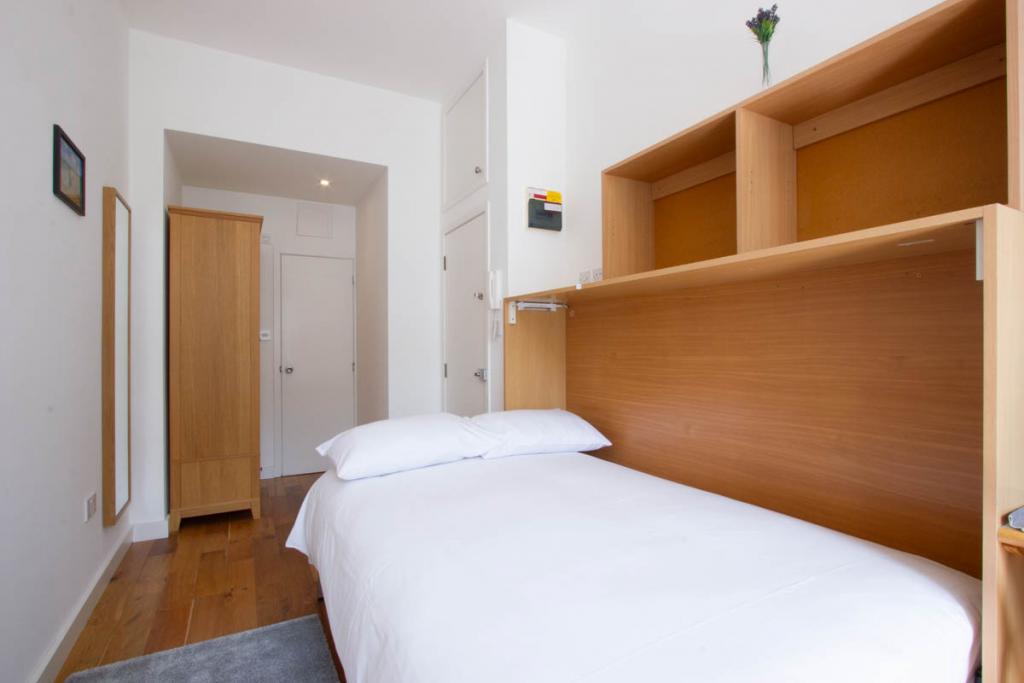 Flat Penywern Road in Greater London