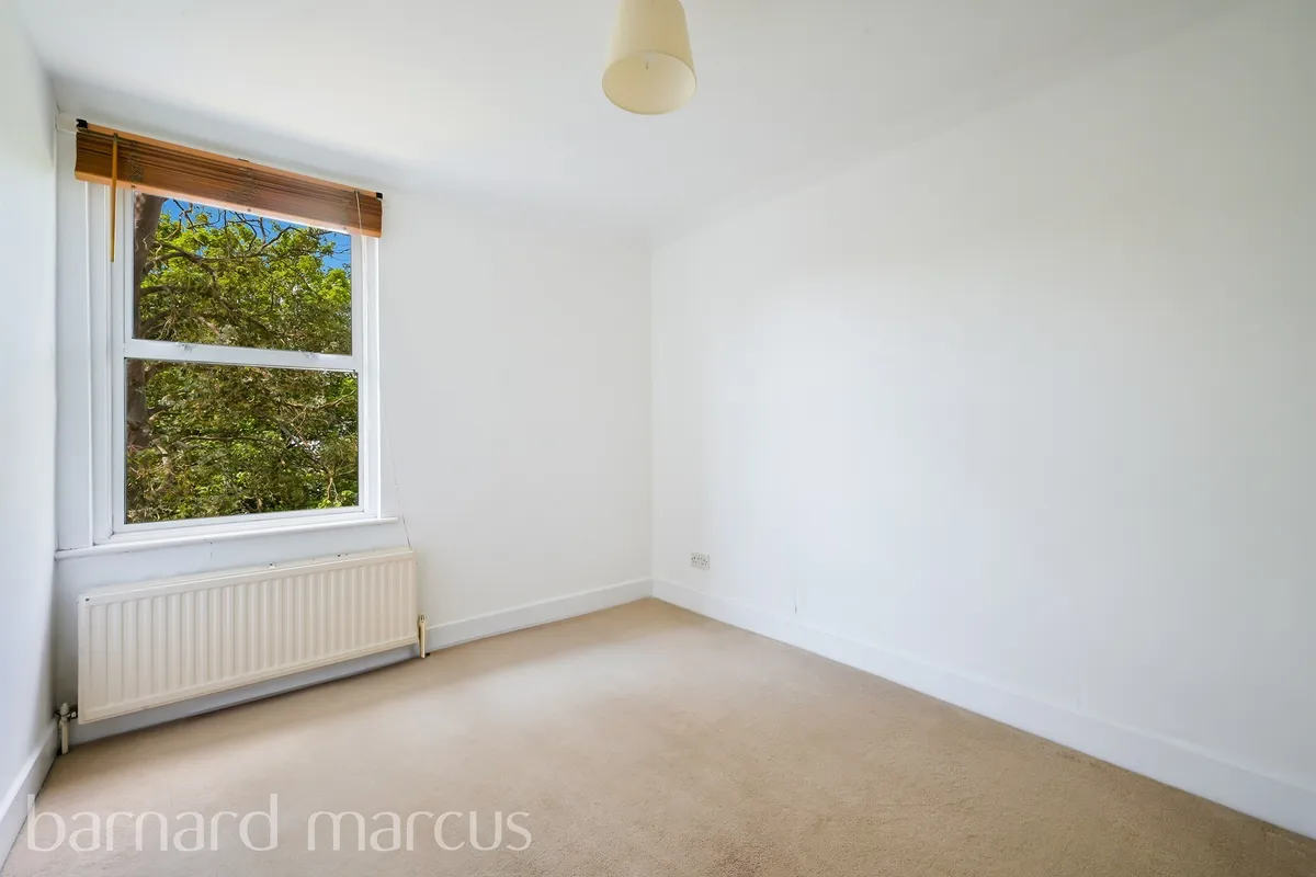 Flat Elgin Road in Greater London