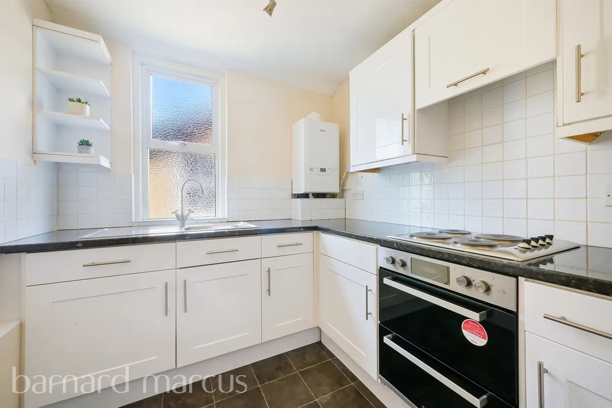 Flat Elgin Road in Greater London
