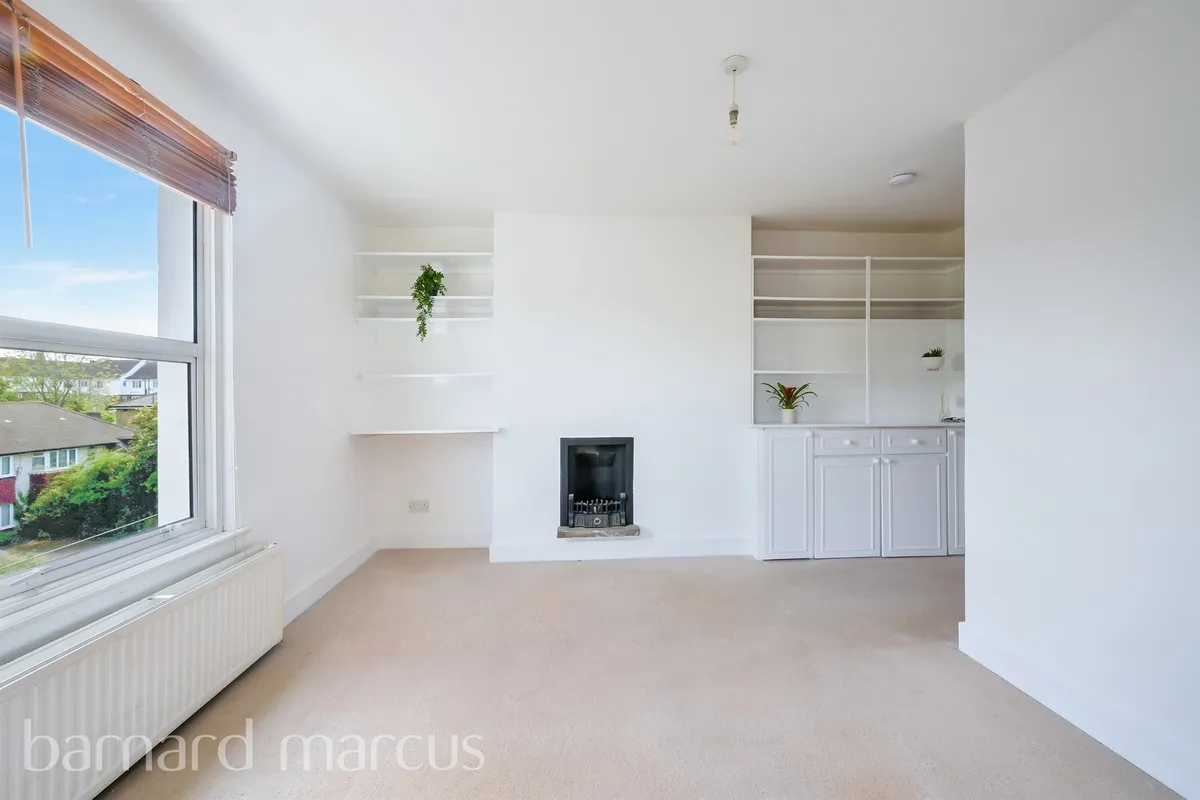 Flat Elgin Road in Greater London