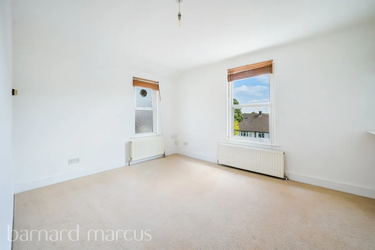 Flat Elgin Road in Greater London