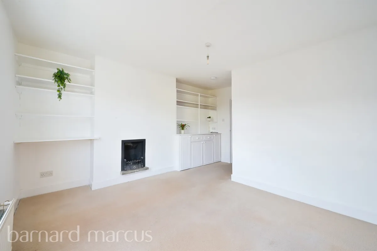 Flat Elgin Road in Greater London
