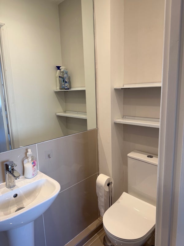 Room Manchester Road in Greater London