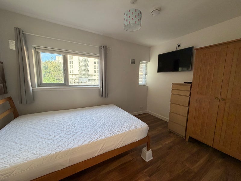 Room Manchester Road in Greater London