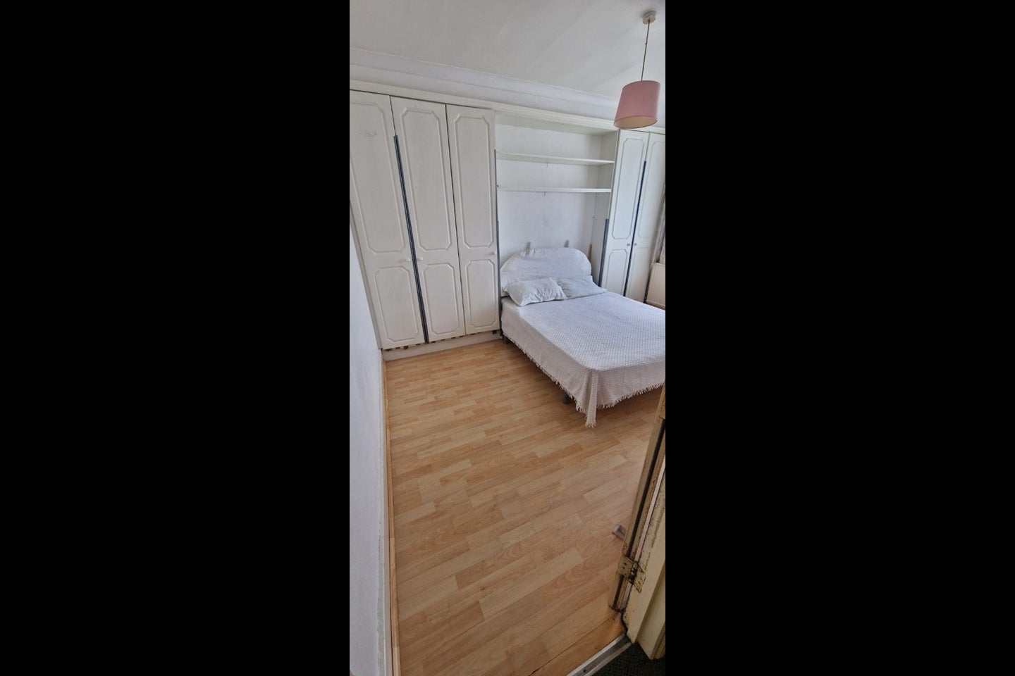 Room Elm Road in Greater London