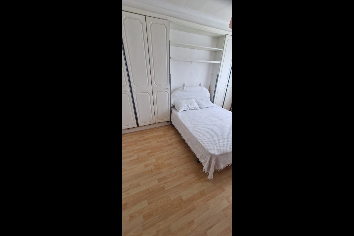 Room Elm Road in Greater London