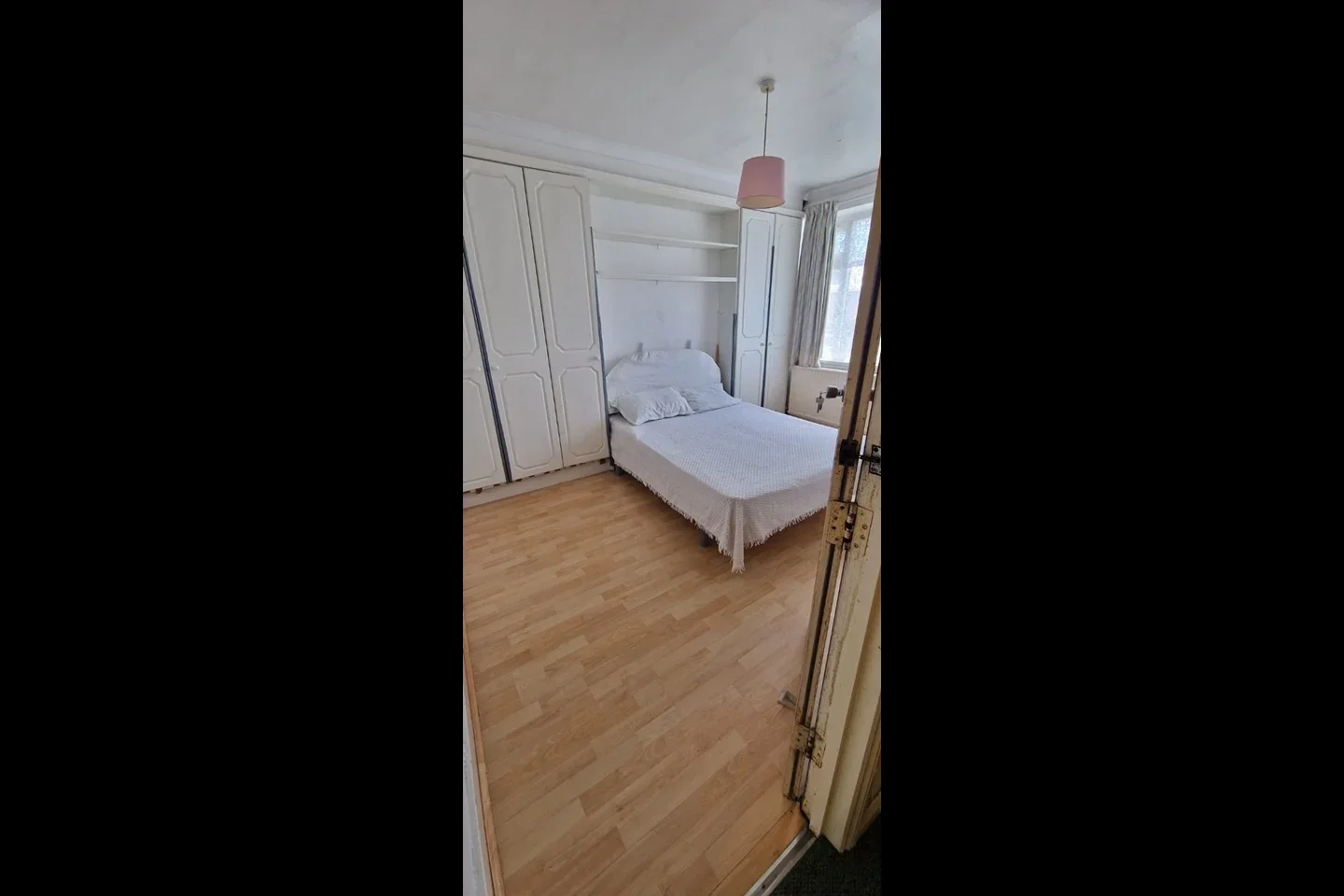 Room Elm Road in Greater London