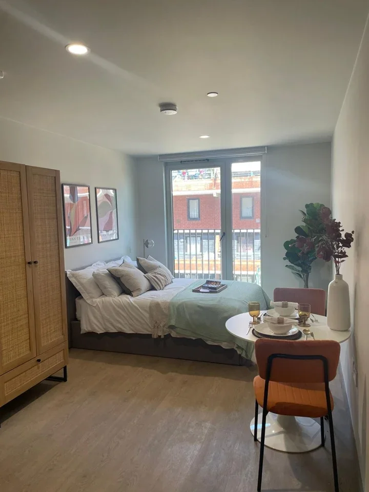 Flat Victoria Road in Greater London
