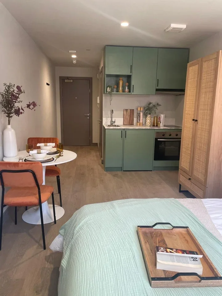 Flat Victoria Road in Greater London