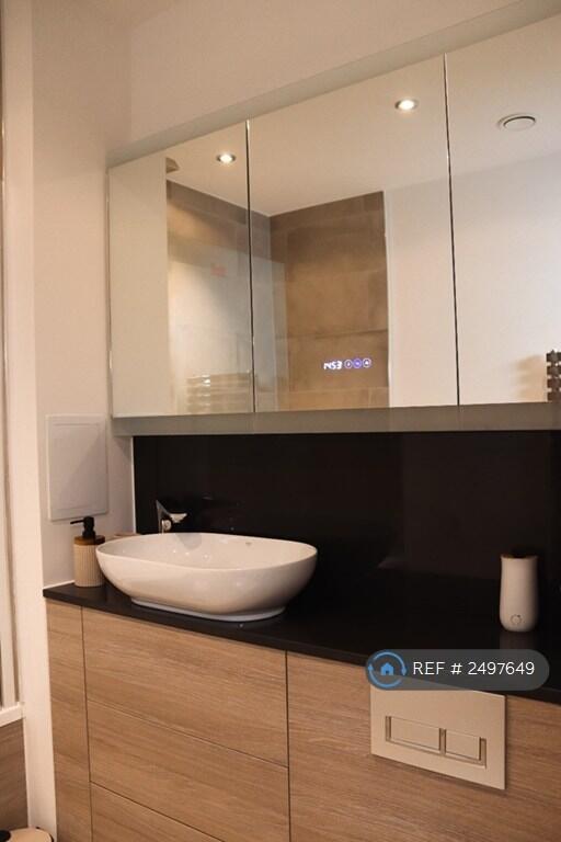 Flat Caxton Road in Greater London