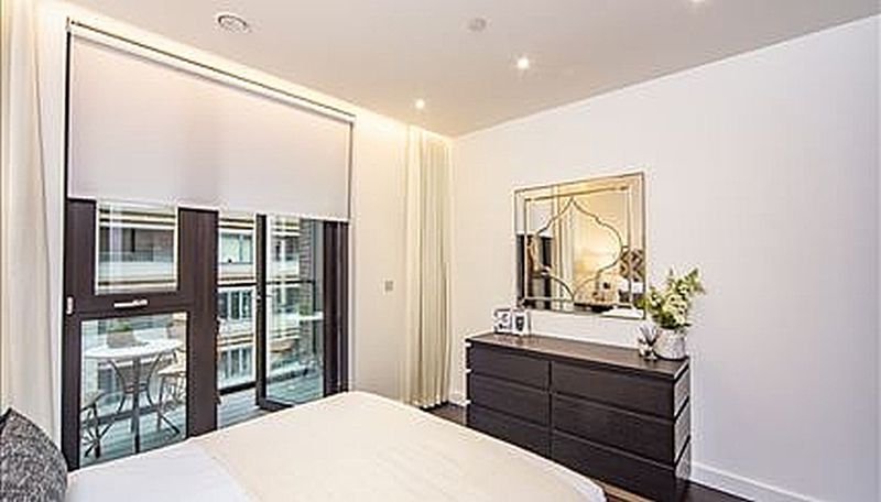 Flat Ponton Road in Greater London