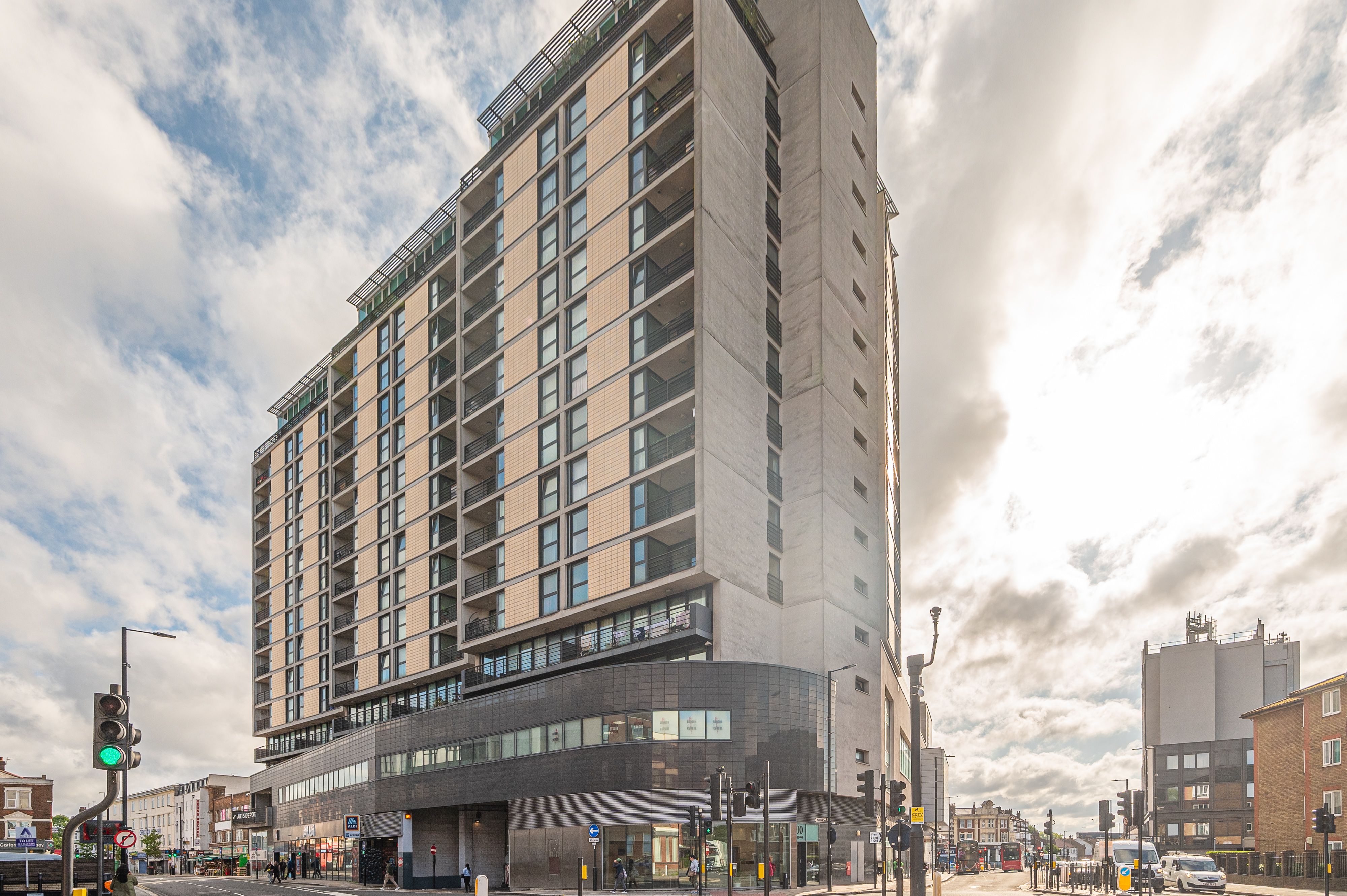 Flat Kingsway in Greater London