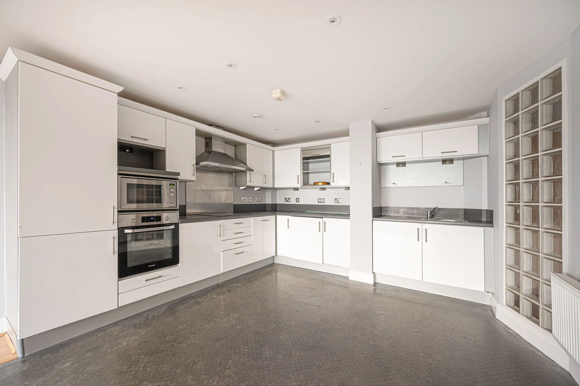 Flat Kingsway in Greater London