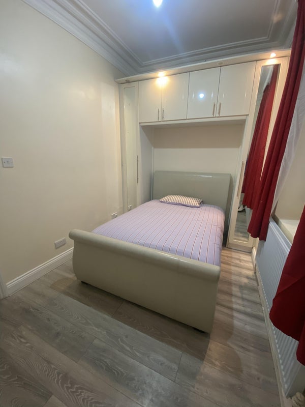 Room The Vale in Greater London
