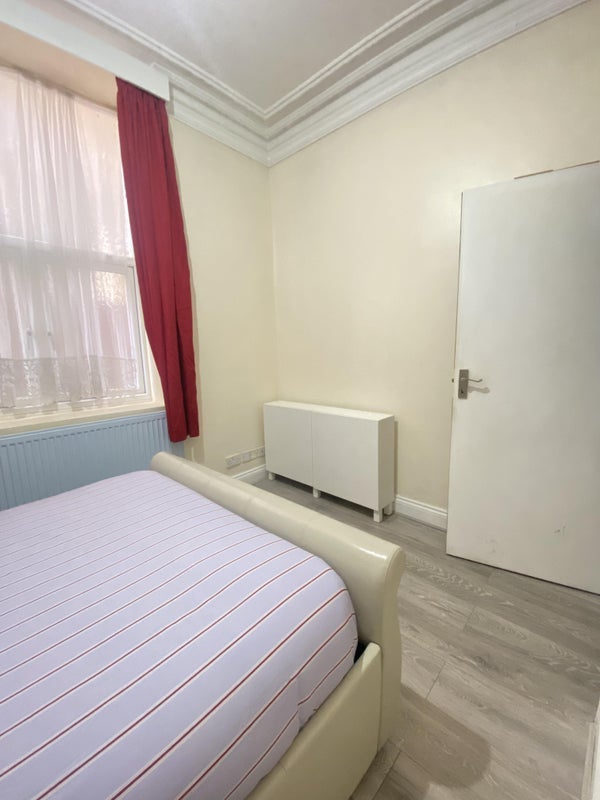 Room The Vale in Greater London