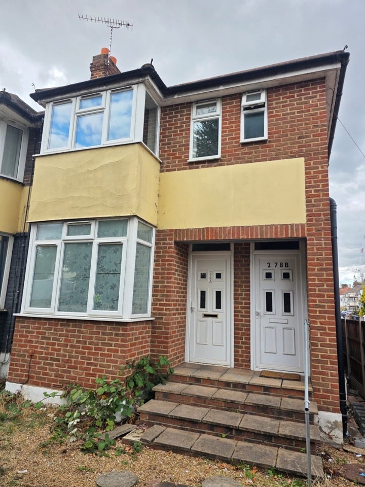 Flat Hall Lane in Greater London