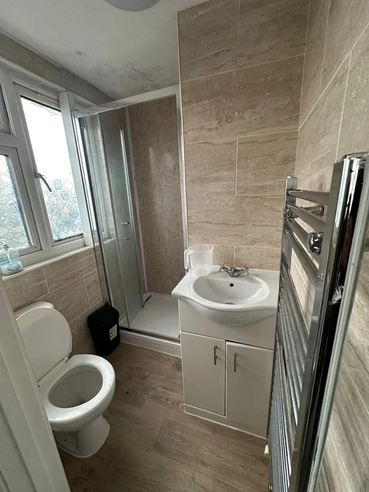 Room Cannington Road in Greater London