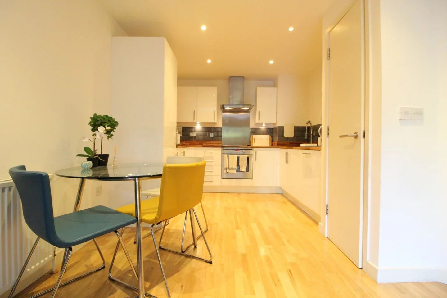 Flat Marine Street in Greater London