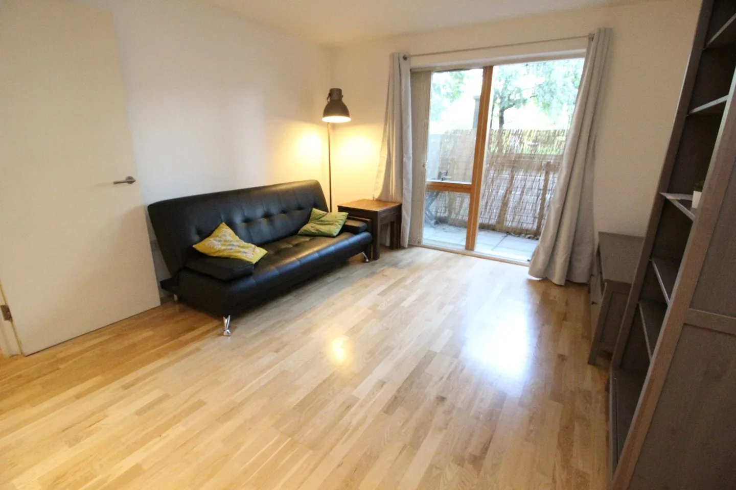 Flat Marine Street in Greater London