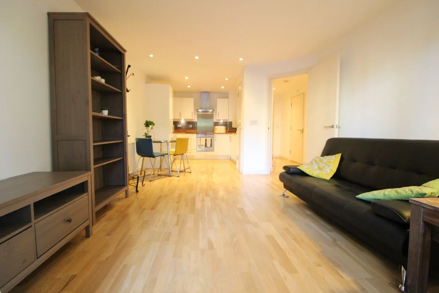 Flat Marine Street in Greater London