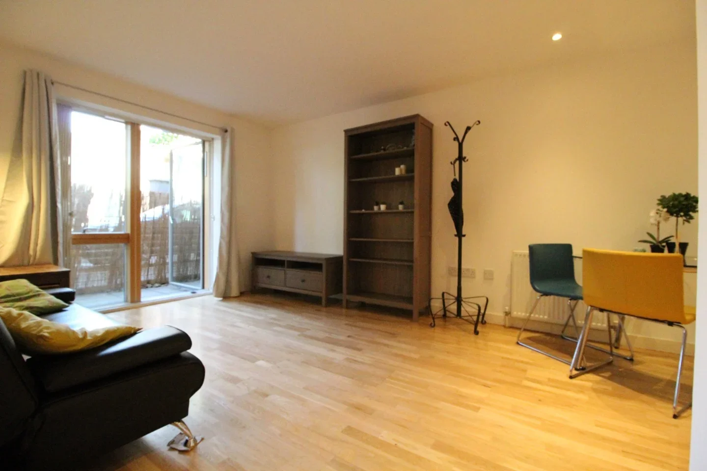 Flat Marine Street in Greater London