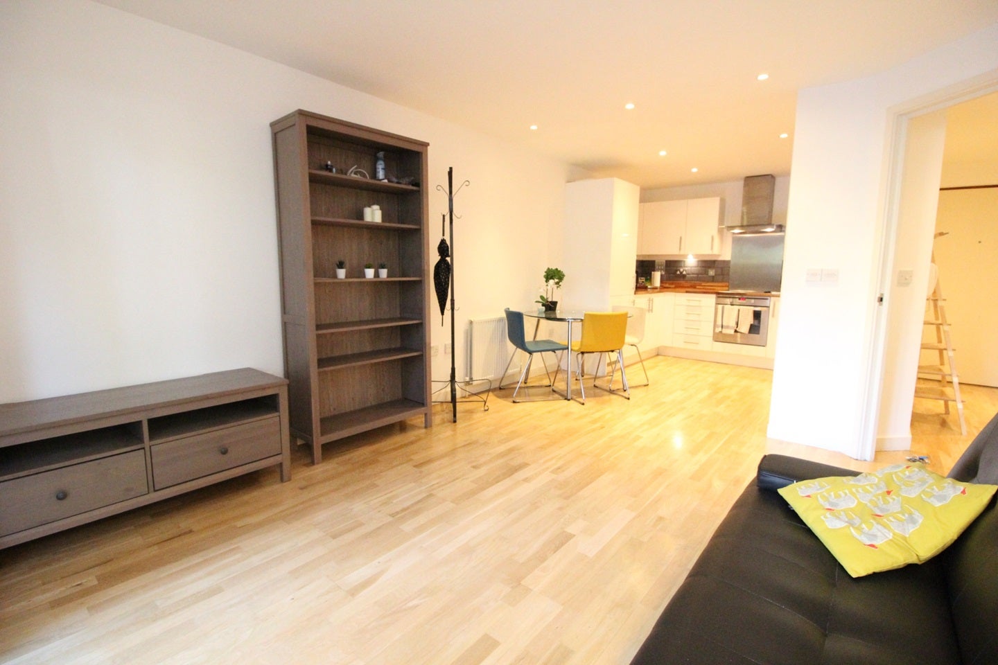 Flat Marine Street in Greater London