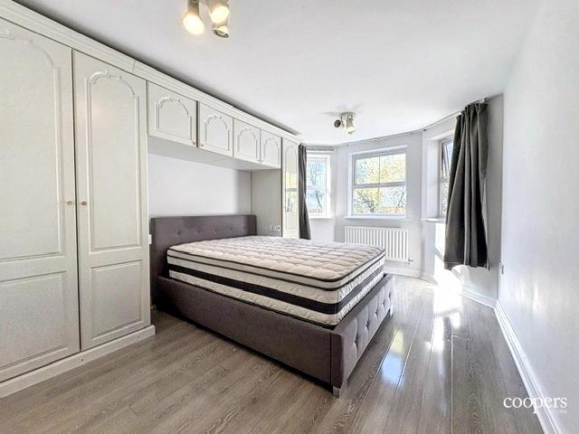 Flat Waverley Gardens in Greater London