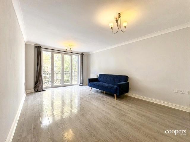 Flat Waverley Gardens in Greater London
