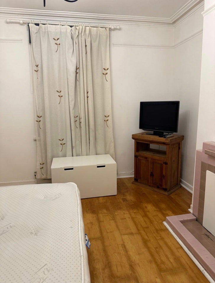 Room Ferndale Road in Swindon