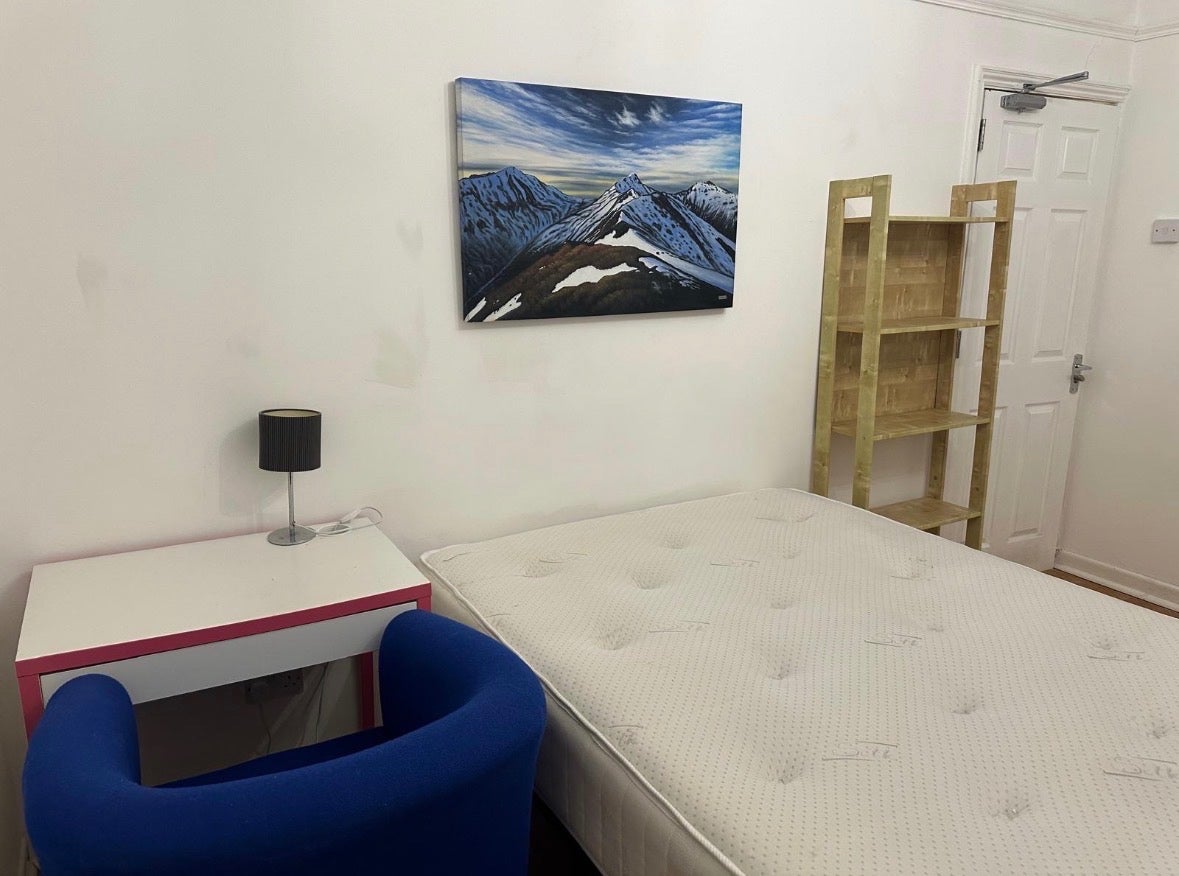 Room Ferndale Road in Swindon