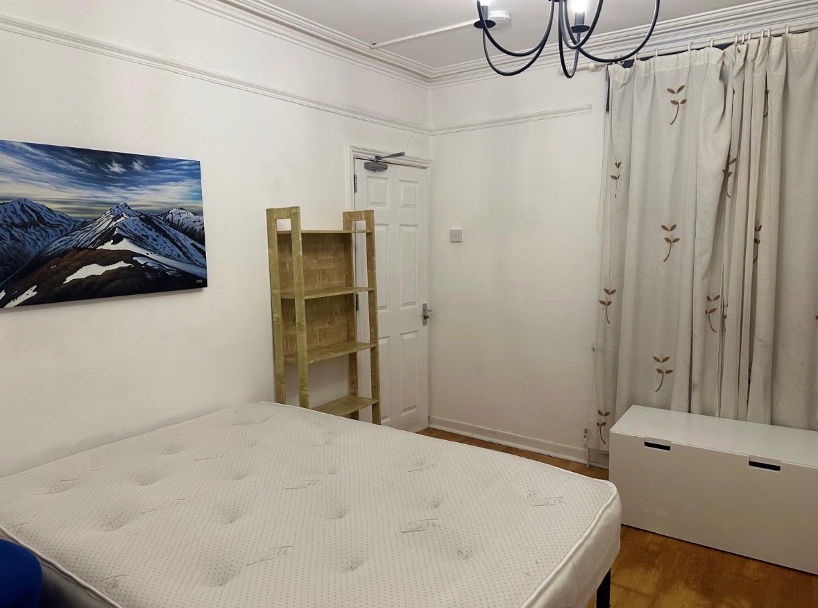 Room Ferndale Road in Swindon