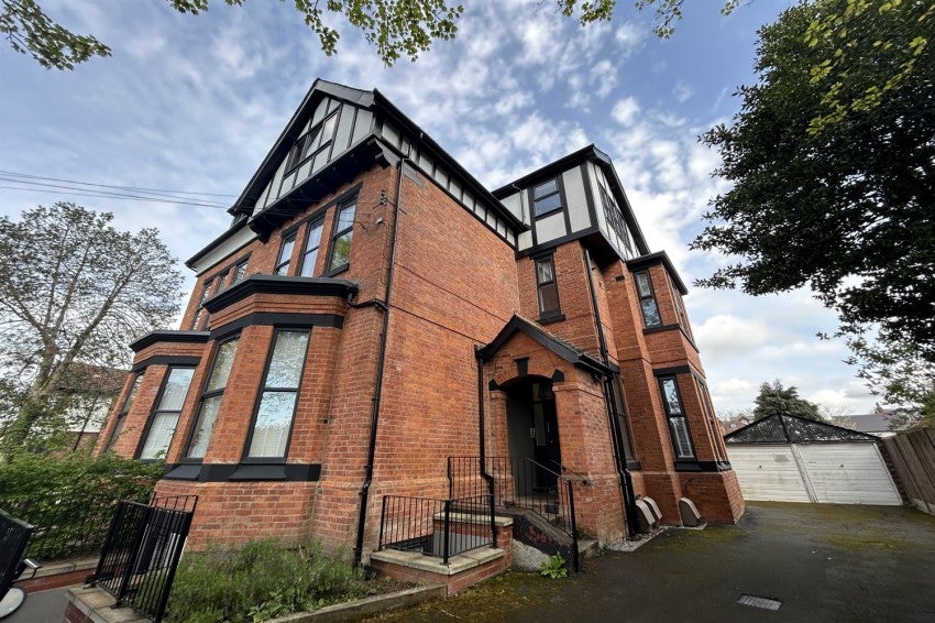 Flat Princes Road in Trafford