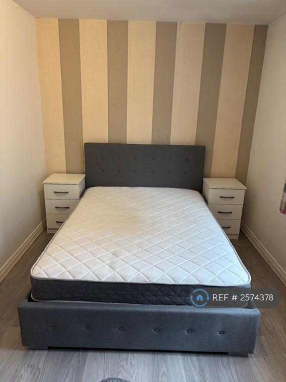 Room Charlestown Road in Manchester