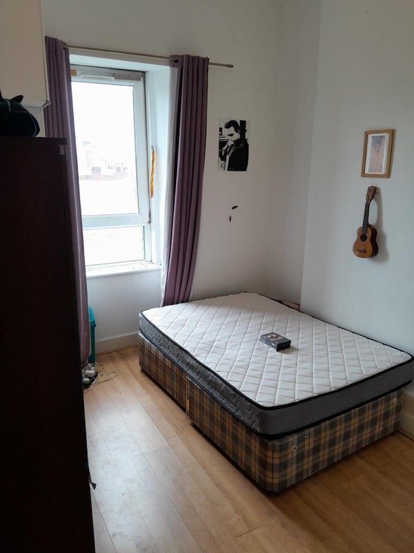 Room Victoria Road in Glasgow
